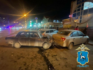 В Тольятти водитель врезался в припаркованные машины