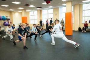 Занятие началось с разминки, после чего Федор Чудинов провел полноценную тренировку для юных боксеров. Боксер уделил время каждому ребенку и следил за правильным выполнением упражнений.