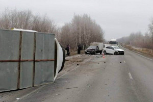 В Самарской области легковушка перевернула грузовик