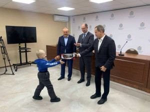 Вручили подарки детям сотрудников транспортной отрасли.