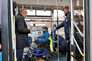 Ежедневно на линию выходят более 400 автобусов и практически все из них оборудованы для перевозки маломобильных граждан, в частности, откидными аппарелями. 
