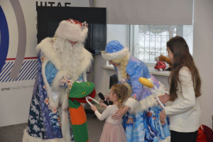 Партийные активисты организовали веселое представление для детей и их родителей.