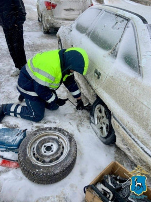 В Самарской области полицейские в снегопад оказали помощь водителю на трассе