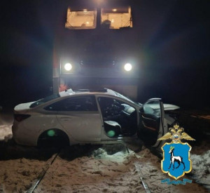 В Самарской области легковушка попала под поезд