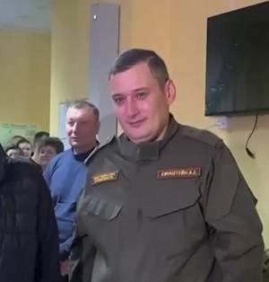 Хинштейн пришел на встречу с жителями Курской области в форме с погонами