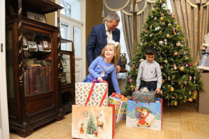 В этом году он снял с новогодней елки два шарика с желаниями 6-летней Алины и 7-летнего Михаила.