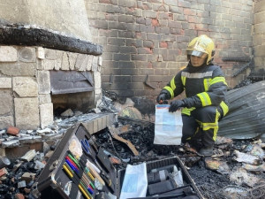 Дознаватель МЧС России осуществляет работу по выявлению причин возгорания и виновников пожара.