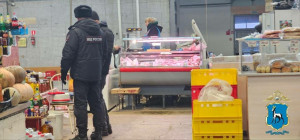 В Самаре у входа в магазин мужчина ударил спутницу и убежал