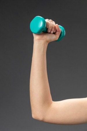 Важно разобраться в самой причине дряблости, слабости, отвисшей кожи на руках.