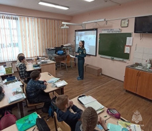 Инспекторы ГИМС посетили самарскую школу №166, где провели урок безопасности с учащимися.