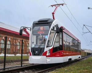 Всего до конца 2025 года областной центр ожидает поставку 40 таких низкопольных трамваев.