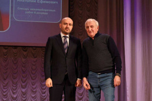 Глава региона поздравил сотрудников и ветеранов завода и вручил заслуженные награды. 