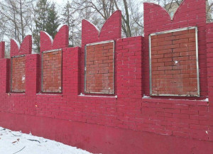 Организация, осуществляющая реконструкцию мемориального комплекса, дополнительно очистит гранитные доски перед размещением на обновленной стене. 