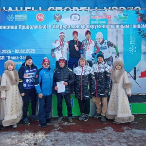 Сегодня спортсмены вышли на дистанции классическим стилем - 10 км среди юношей и 5 км среди девушек.