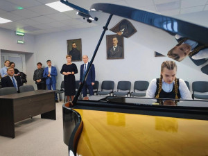 В школе действуют 18 творческих коллективов преподавателей и обучающихся, которые ведут активную музыкально-просветительскую и концертную деятельность.