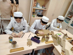 Они пишут письма, изготавливают сети, окопные свечи и отправляют гуманитарную помощь.