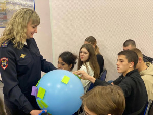 В начале мероприятия, сотрудники ГАИ установили большой воздушный шар, куда предлагали студентам клеить стикеры с их сокровенными желаниями и мечтами.