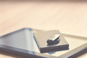 На следующий день после операции его выписали домой. Флешка не успела навредить его организму и сохранила работоспособность.