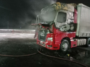 ночью в Сызранском районе на трассе М-5 загорелся грузовой автомобиль