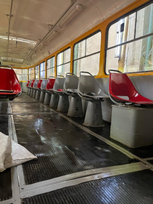 Сейча его перекрашивают, чтобы добиться полного соответствия трамваям, находившимся на линии более 50 лет назад.