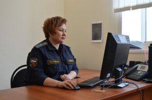 Заплатила за удар по голове.