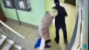 В Тольятти грабитель вырвал у пенсионерки сумку с кошельком и продуктами