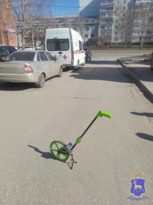 В Тольятти водитель вышел из автомобиля, а тот наехал на женщину