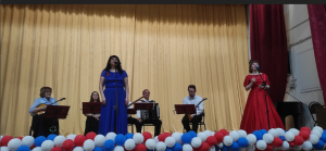 Музыканты успешно совмещают в своем репертуаре классику и фольклор, строгую академическую исполнительскую манеру и живое игровое начало.