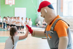 В гости к ребятам пришёл главный герой-энергетик Теплослав.