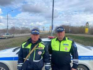 В Самарской области сотрудники Госавтоинспекции оказали помощь автомобилистке с отлетевшим колесом