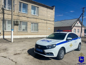 В Большой Глушице пьяный на мопеде врезался в бордюр