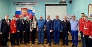 В завершение мероприятия ветераны были отмечены наградами, ряду сотрудников Сызранского линейного отдела присвоены очередные звания, вручены благодарности начальника, почетные грамоты УТ МВД России по ПФО и нагрудные знаки МВД России.