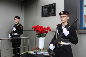 В Тольятти увековечили память военнослужащего Федеральной службы войск национальной гвардии Российской Федерации Максима Пустозвонова.