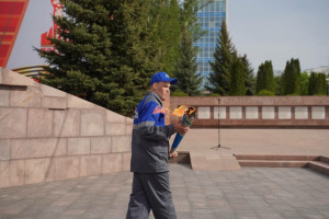 На Площади Славы состоялась передача частицы Вечного огня, которая отправится в районы области