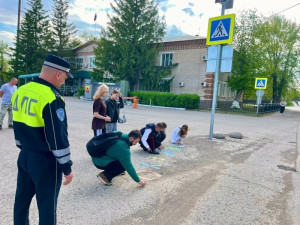 В завершение акции юные участники дорожного движения пообещали строго соблюдать ПДД.