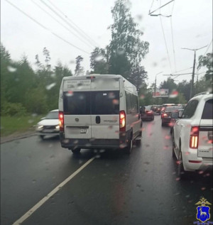 В ходе мониторинга сети Интернет полицейскими выявлена видеозапись, на которой зафиксировано, как мужчина, управляя микроавтобусом Fiat выехал на полосу встречного движения. 