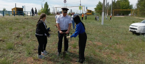 Участники высадили саженцы хвойных пород на территории, прилегающей к отделу полиции.