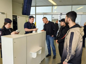 Сотрудники полиции в рабочем порядке проводили проверку документов, удостоверяющих личность иностранных гражданин и лиц без гражданства, которые находились в здании аэровокзального комплекса