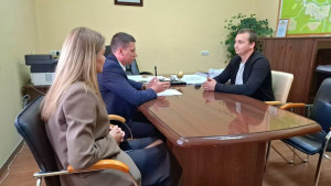 Он активно помогает жителям решать бытовые вопросы.