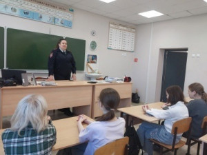 В ходе мероприятия старший лейтенант полиции рассказала ребятам о работе своего подразделения, отметив, что основная цель сотрудников ПДН - это профилактика совершения правонарушений и преступлений несовершеннолетними.
