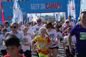 Участников забега приветствовал вице-губернатор Самарской области Дмитрий Яковлев.