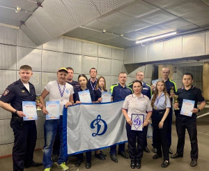 Сотрудники полиции производили выстрелы по спортивной мишени с одной руки на расстоянии 25 метров.