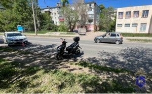 В Самаре водитель упал со скутера, а тот отбросило на иномарку