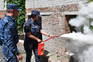 По легенде учений причиной возгорания стало короткое замыкание электропроводки на первом этаже здания регионального УФСИН.