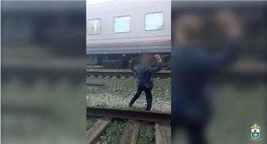 Полицейские установили несовершеннолетних правонарушителей, которые осуществляли незаконное вмешательство в деятельность объектов транспортной инфраструктуры.