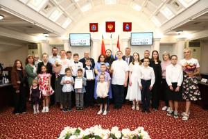 В этом году их обладателями стали пять многодетных семей и двое жителей областной столицы, проявившие особое мужество и отвагу.