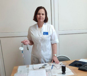 Холтер — небольшое устройство, которое регистрирует сердечный ритм в течение 1-2 дней. Аппарат используется для выявления нерегулярных сердечных сокращений.