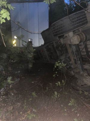 В Волжском районе ночью столкнулись два большегруза и легковушка