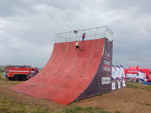 Участников гонки ждет трасса длиной 7,5 км и 25 испытаний на силу и выносливость.