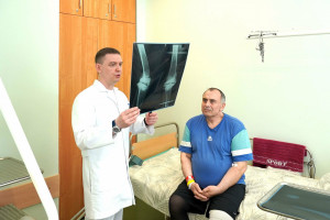 В Клиниках СамГМУ впервые в регионе выполнили сложное ревизионное эндопротезирование коленного сустава